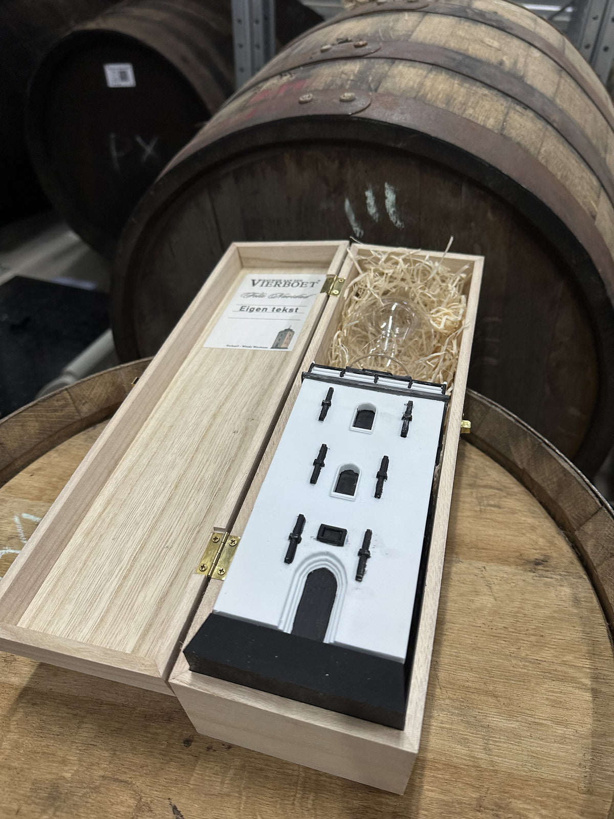 Vierboet cadeau in een geopende houten giftbox