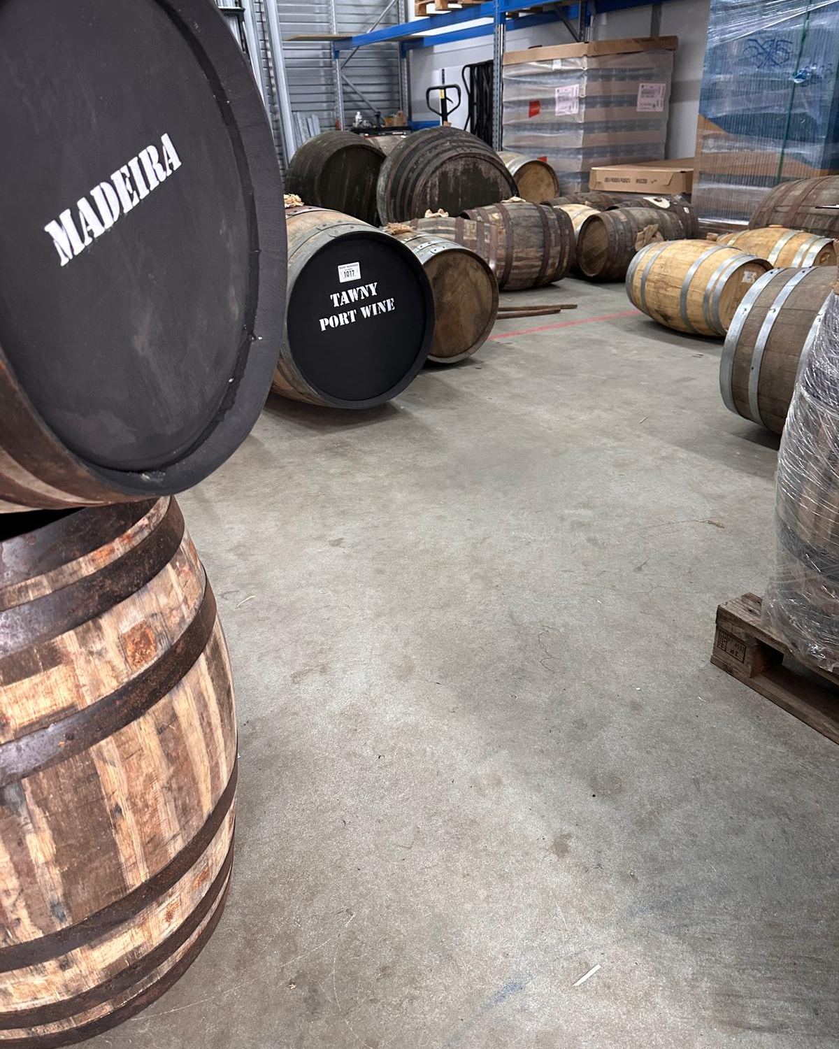 Whiskyvaten in het warehouse van Whisky Warehouse in Katwijk